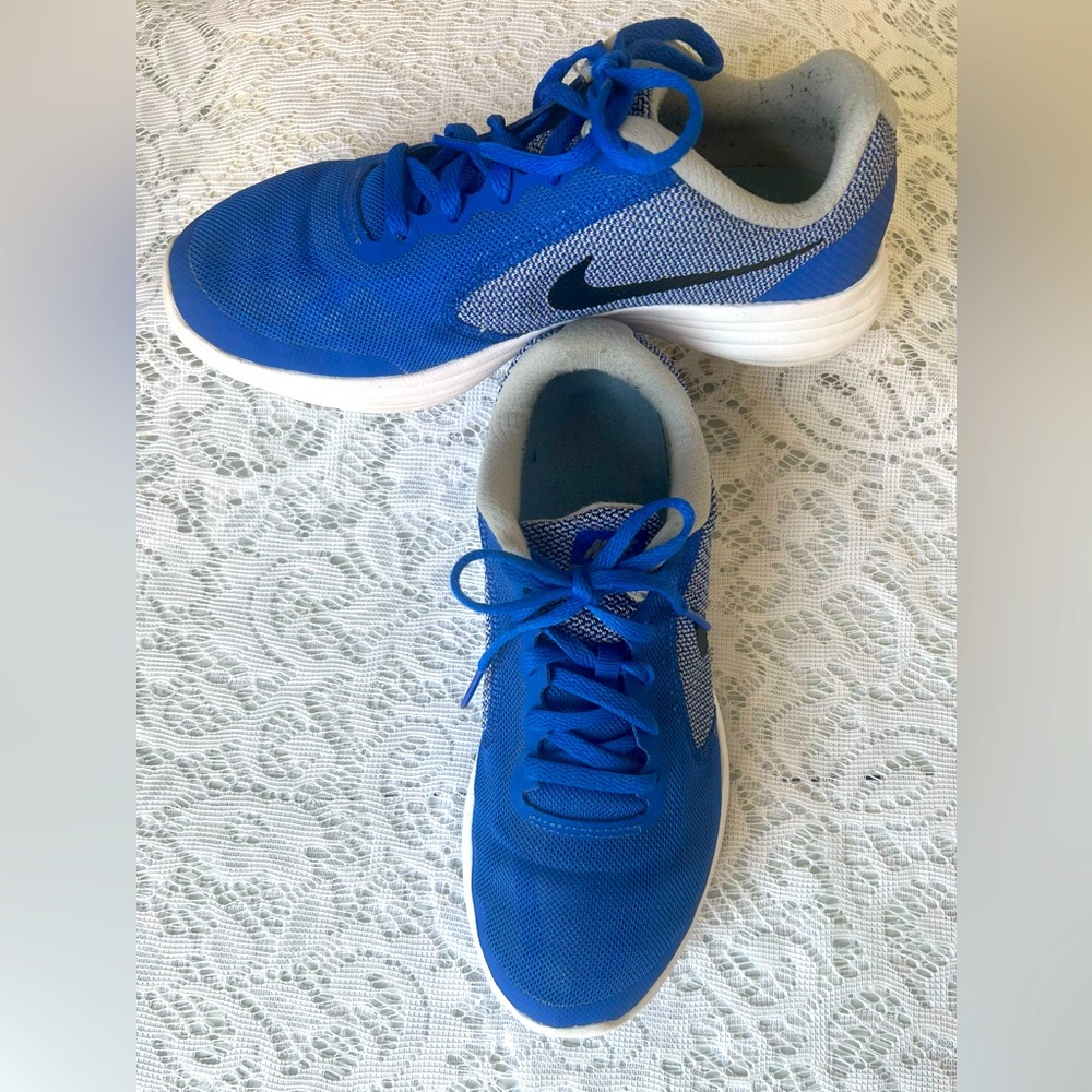 NIKE Revolution 3 Size 6Y